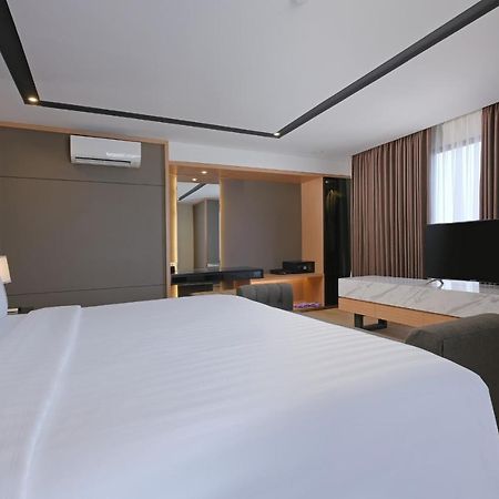 Quest Hotel Prime Pemuda - Semarang Bagian luar foto